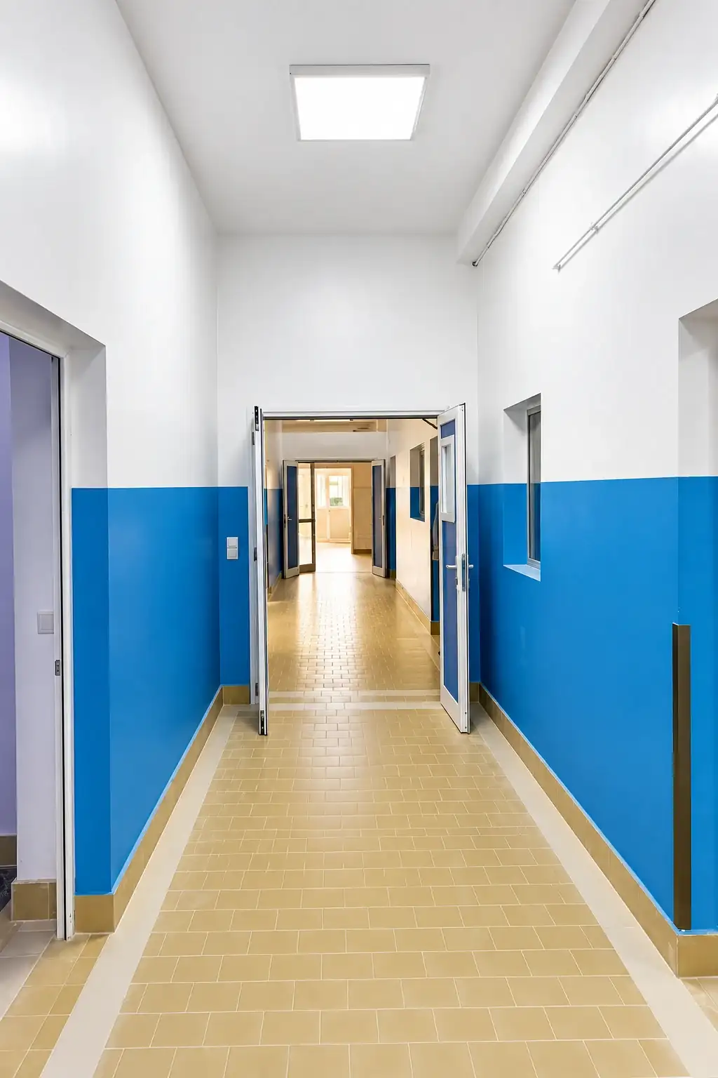 Hôpital & École — couloir rénové